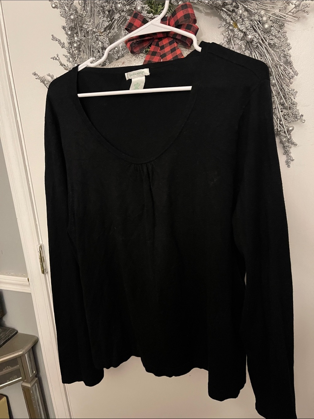 Black Long-Sleeve V-Neck Women's Top - Unknown Brand